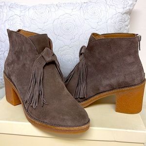 NWOT Ugg taupe suede crepe sole back zip booties 7